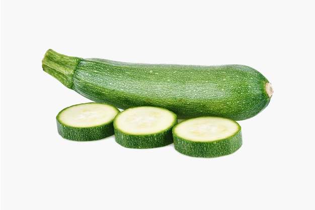 Zucchine verdi fresche con fetta isolata su sfondo bianco white