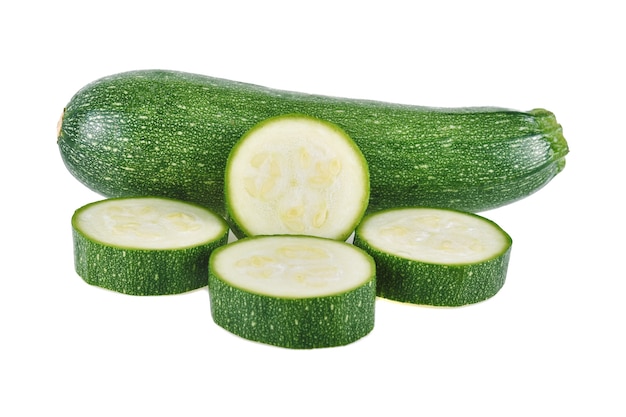 Zucchine verdi fresche con fetta isolata su sfondo bianco.