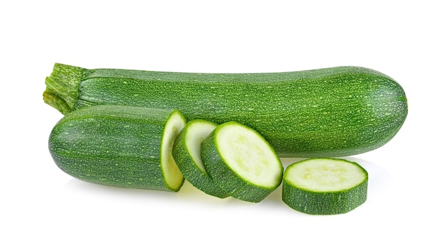 Zucchine verdi fresche con fetta isolati su sfondo bianco