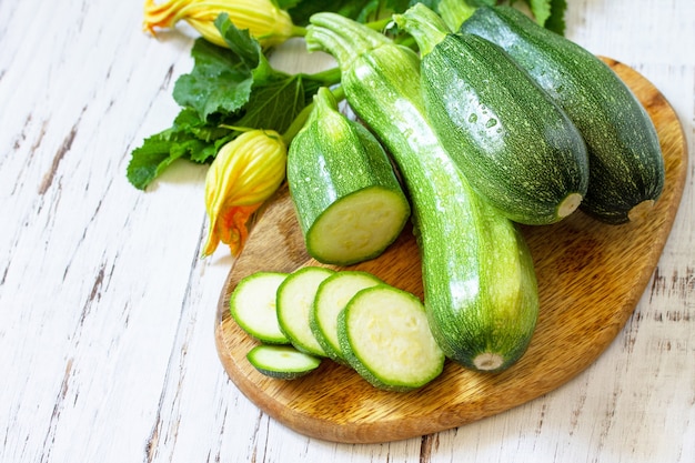 Zucchine verdi fresche e sane non cotte su un tavolo da cucina in legno Concetto di menu dietetico Copia spazio