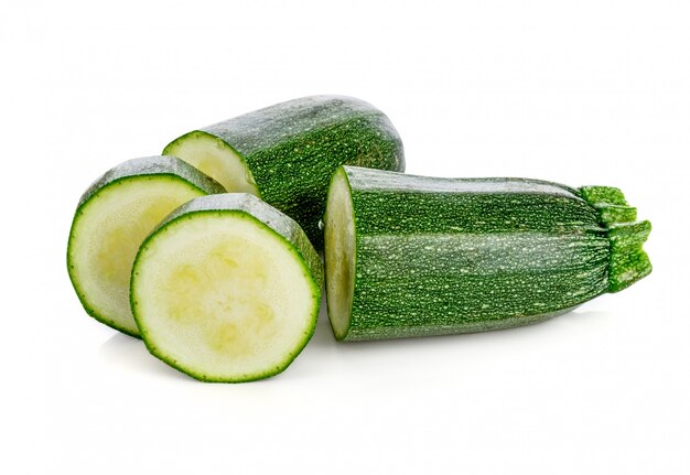 Zucchine verdi fresche isolate su bianco