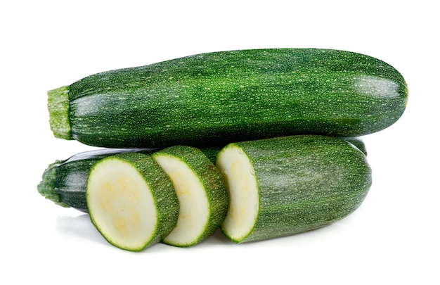 zucchine verdi fresche isolate su sfondo bianco