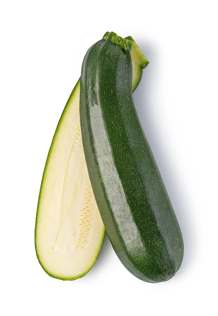Foto zucchine verdi fresche su sfondo bianco