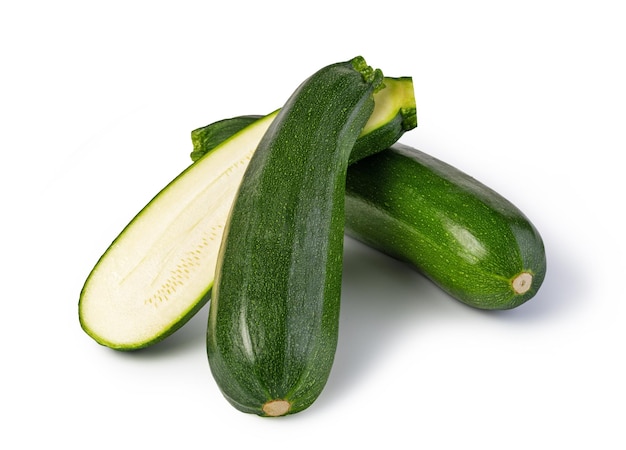 Zucchine verdi fresche su sfondo bianco