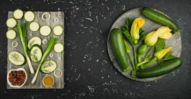 Zucchine verdi fresche su una tavola scura