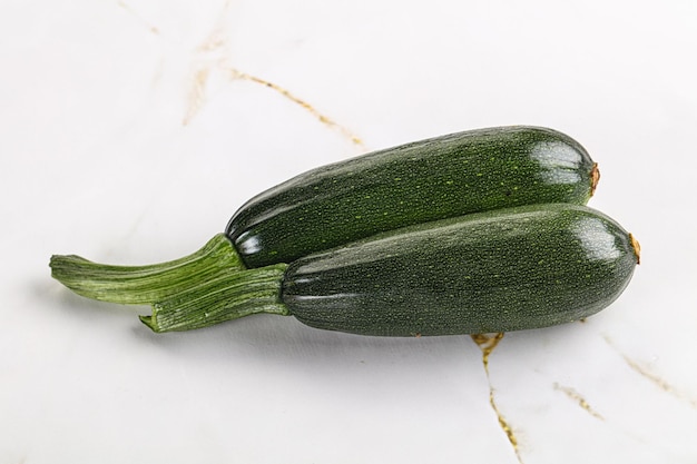 Zucchine verdi giovani crude affettate per cucinare