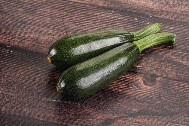 zucchine verdi giovani crude affettate