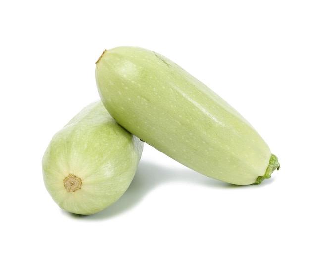 Zucchine verdi isolate su sfondo bianco verdure fresche