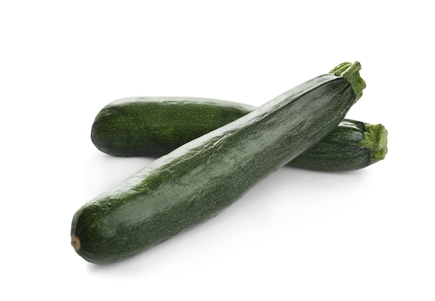 Zucchine verdi mature fresche isolate su bianco