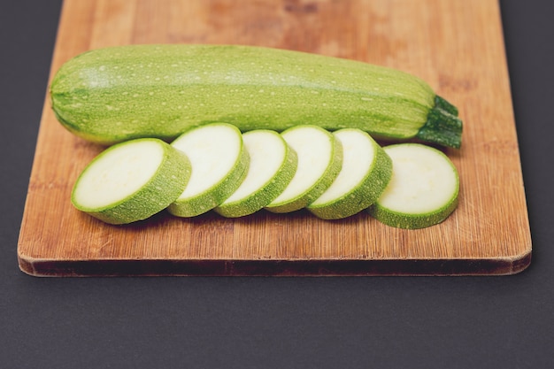 Zucchine verdi o zucchine fresche e crude intere o tranciate.