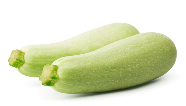 Zucchine verdi su sfondo bianco