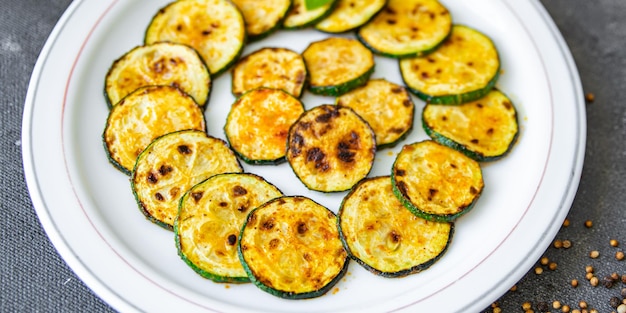 zucchine verdure fritte fresco pasto sano cibo spuntino dieta sul tavolo copia spazio cibo