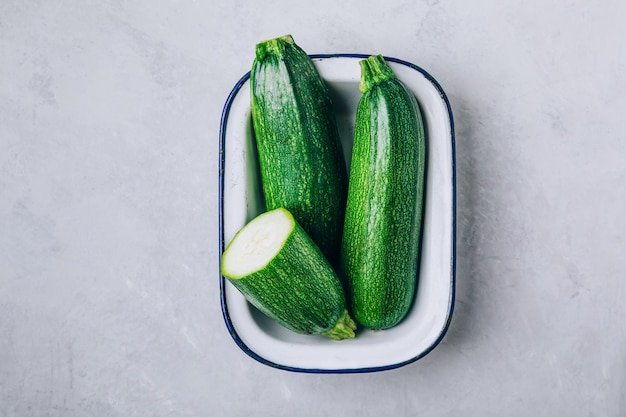 Zucchine Zucchine biologiche crude fresche pronte per la cottura vista dall'alto