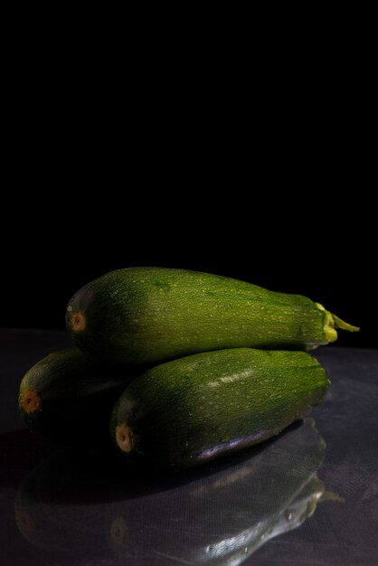 Zucchine zucchine su sfondo bianco e nero. Concetto minimalista