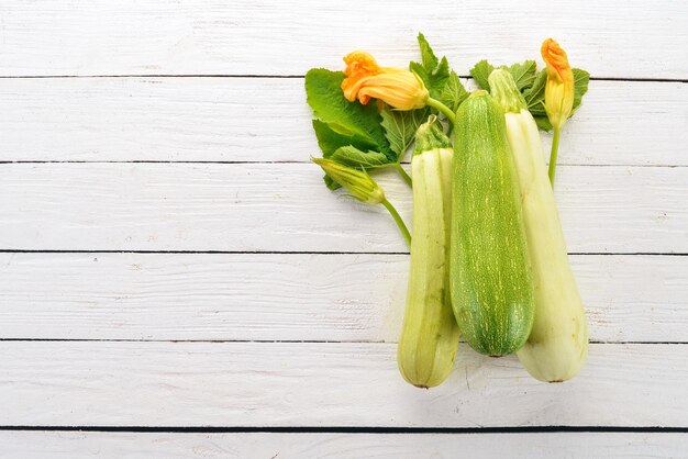 Zucchine Zucchine Zucchine Verdure fresche su un tavolo di legno bianco Vista dall'alto Copia spazio