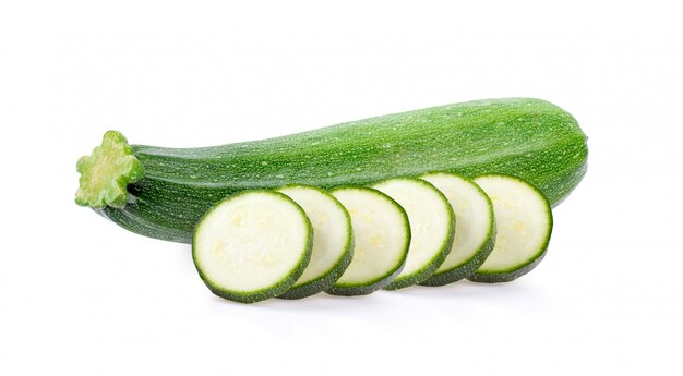 Zucchini con la fetta isolata su bianco