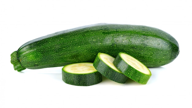 Zucchini isolate su sfondo bianco