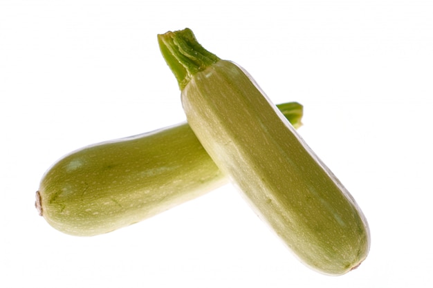 Zucchini isolato su sfondo bianco