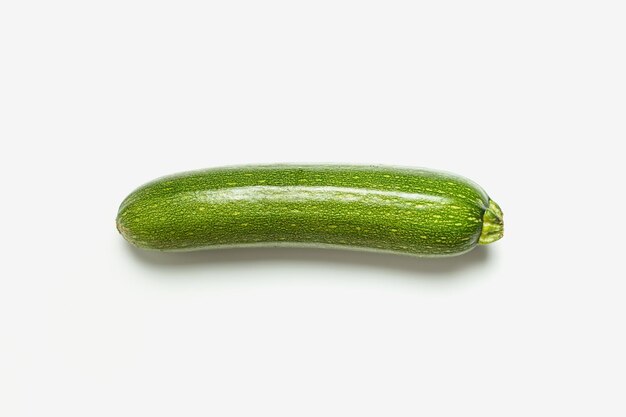 Zucchini isolato su sfondo bianco