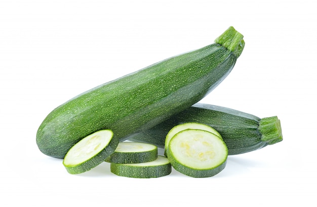 Zucchini isolato su spazio bianco