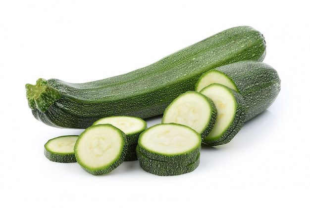 Zucchini isolato su spazio bianco