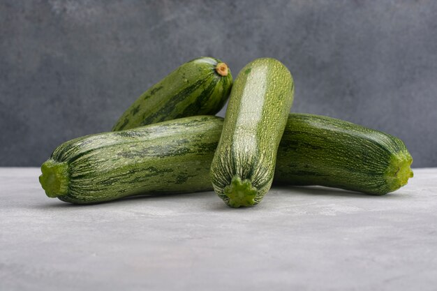 Zucchini sul tavolo vicino