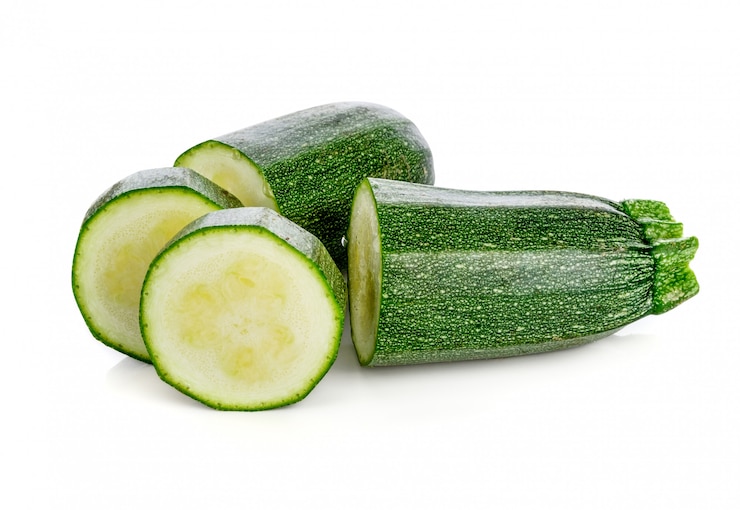 Foto zucchini verde fresco isolato su bianco