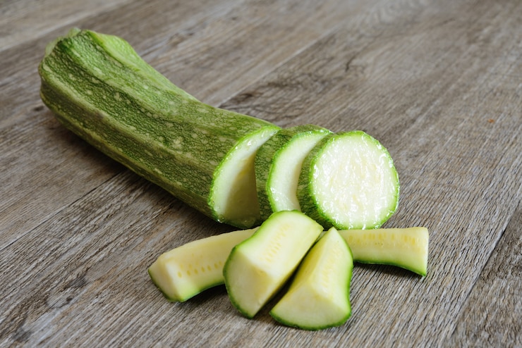 Foto zucchini verdi affettati sulla tavola di legno