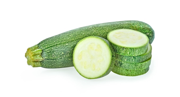 Zucchini verdi freschi con la fetta isolata su fondo bianco