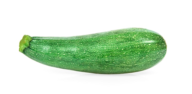 Zucchini verdi freschi isolati su fondo bianco