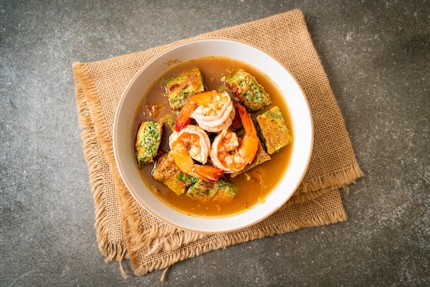 Zuppa acida a base di pasta di tamarindo con gamberetti e frittata di verdure - stile alimentare asiatico