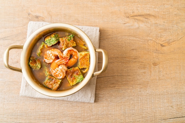 Zuppa acida a base di Pasta di Tamarindo con Gamberi e Frittata di Verdure