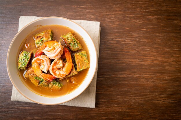 Zuppa acida di pasta di tamarindo con gamberi e frittata di verdure - Stile asiatico