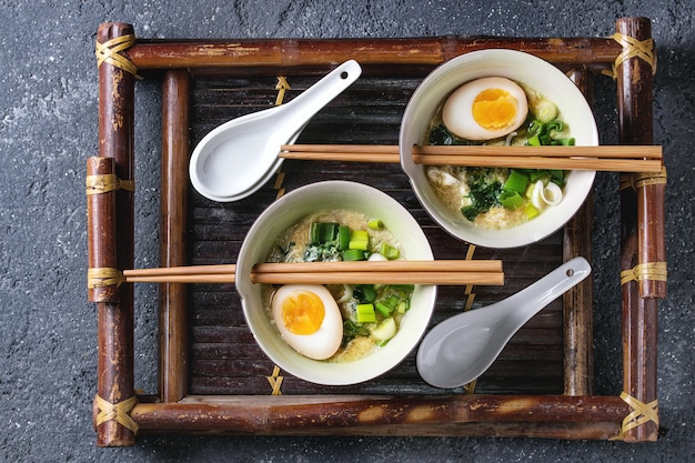 Zuppa asiatica con uova, cipolla e spinaci