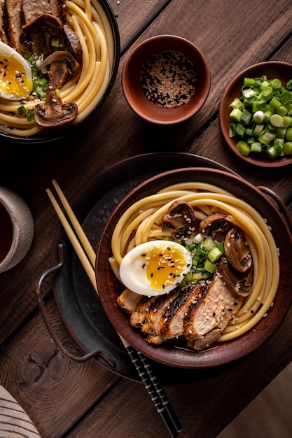 Zuppa asiatica di ramen con pollo