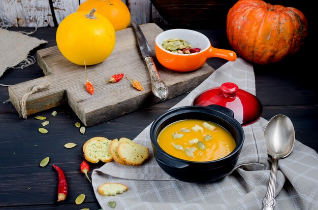 Zuppa autunnale di zucca fatta in casa in una ciotola di argilla