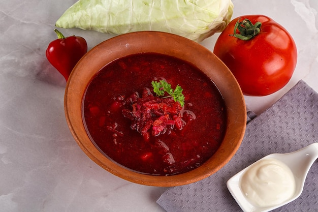 Zuppa Borsch con carne di cavolo e barbabietola rossa