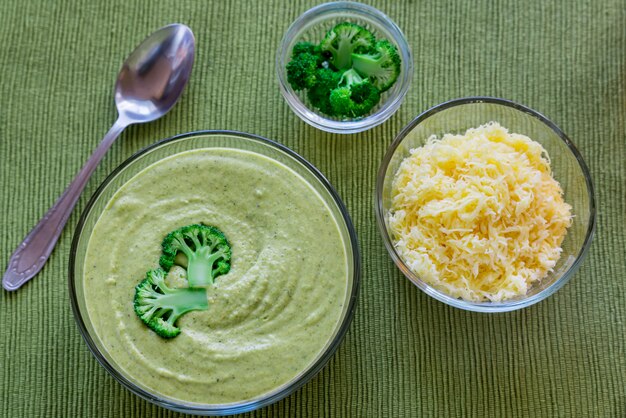 Zuppa broccoli e formaggio