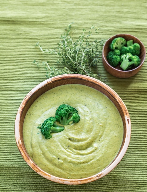 Zuppa broccoli e formaggio