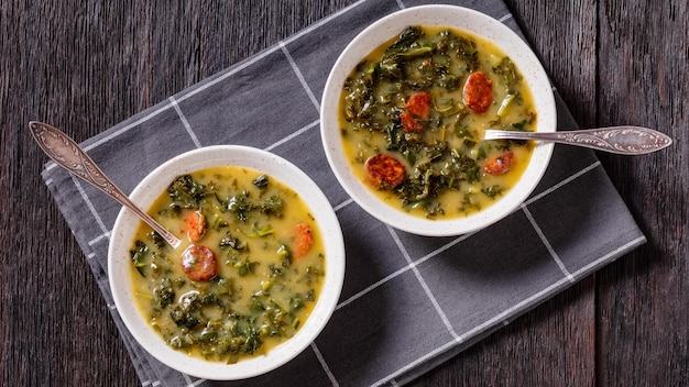 Zuppa Caldo Verde di patate e cavolo riccio con chorizo