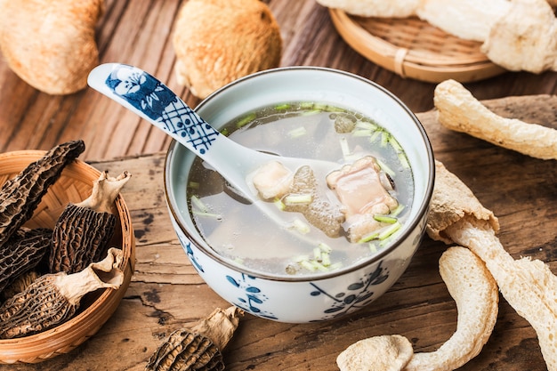 Zuppa cinese con capesante e funghi di bambù