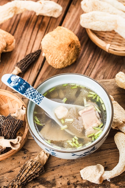 Zuppa cinese con capesante e funghi di bambù