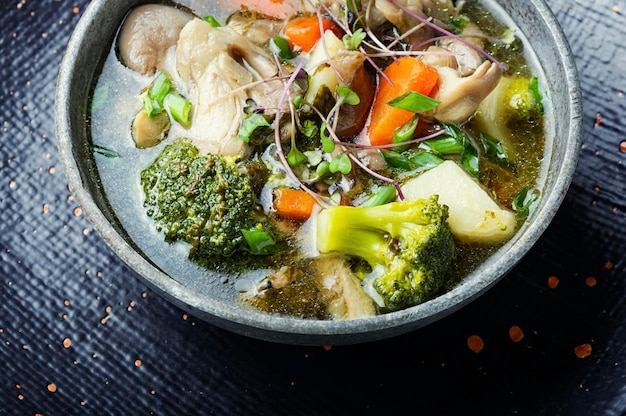 Zuppa con broccoli e funghi