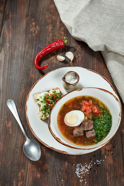 Zuppa con carne e uovo sodo