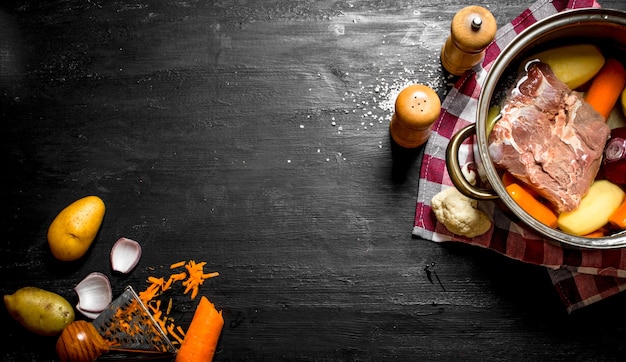 Zuppa con carne, verdure e spezie