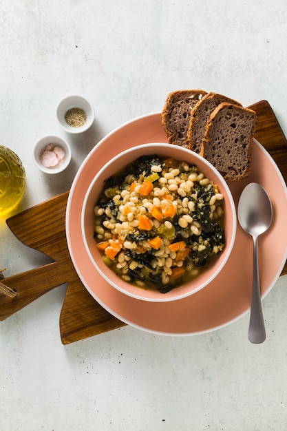 Zuppa con cavolo nero e fagioli in una ciotola