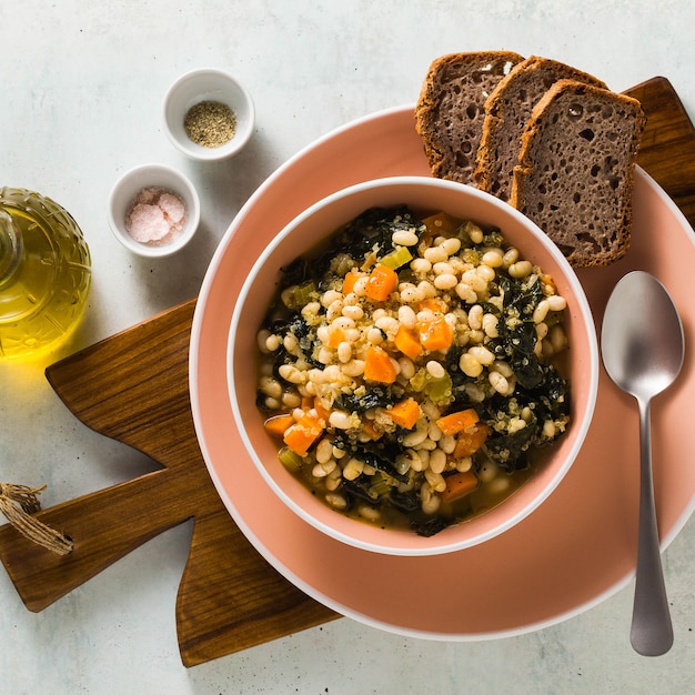 Zuppa con cavolo nero e fagioli in una ciotola