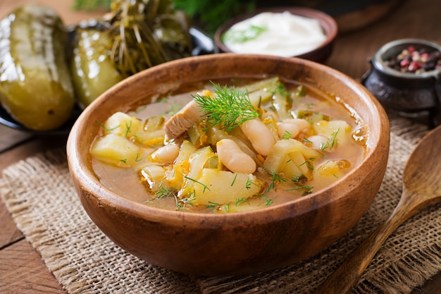 Zuppa con cetrioli sott'aceto e fagioli in stile ucraino