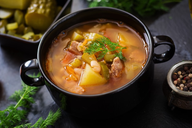 Zuppa con cetrioli sott'aceto e fagioli in stile ucraino