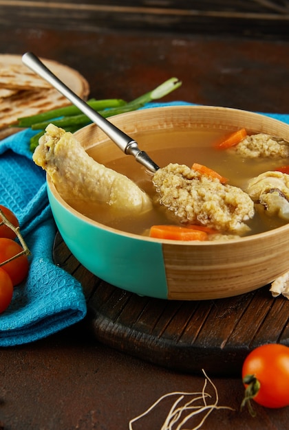 Zuppa con gnocchi matzo e pollo con carote e pomodori. Cibo sano per la Pasqua.